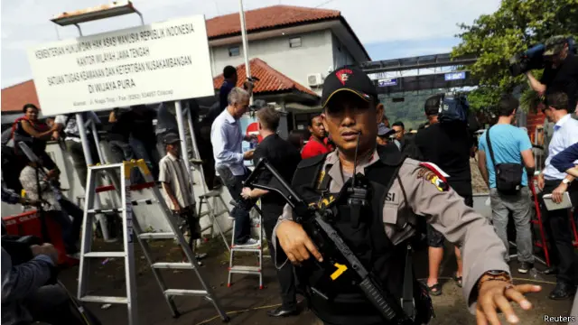 Aparat kepolisian mengamankan situasi di pelabuhan kecil untuk menuju pulau Nusa Kambangan, Cilacap, Jateng, April 2015 lalu.