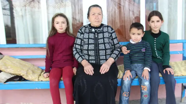 Gülzar xanım əsirliyə düşmüş oğluna vəsiqə ala bilmədiyini deyir. 