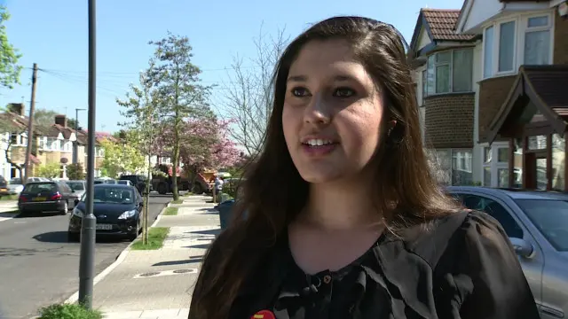 افغانان د نورو آسیایانو په پرتله وروسته بریتانیې ته کډه شوي، نو ځکه په سیاست کې د نورو لږکیانو په پرتله ډېره ونډه نه لري. 