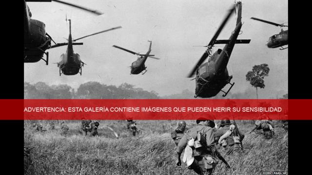 Helicópteros disparan sobre una línea de árboles para cubrir el avance por tierra de las tropas de Vietnam del Sur durante el ataque contra el Viet Cong al norte de Tay Ninh, cerca de la frontera con Camboya. Marzo de 1965. Foto de HORST FAAS /AP. 
