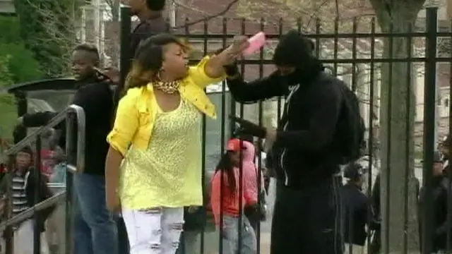 شہر میں سو سے زیادہ گاڑیوں کو نذر آتش کر دیا گیا