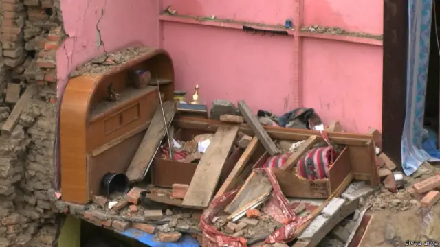 नेपाल में भूकंप से तबाह घर