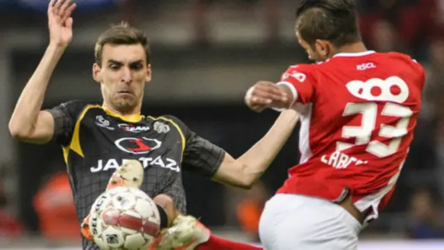 Gregory Mertens terkena serangan jantung pada babak pertama dalam laga menghadapi Genk. 