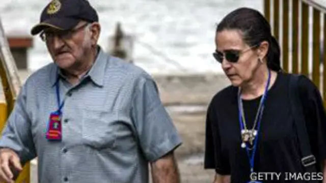 Angélica Muxfeldt junto al padre irlandés Carolus Burrows