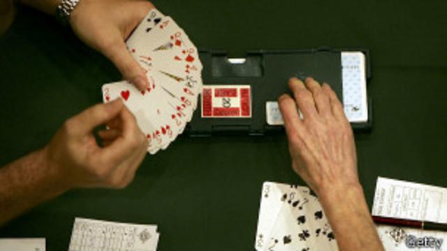 Jugar cartas te ayuda a mantener la salud de tu cerebro
