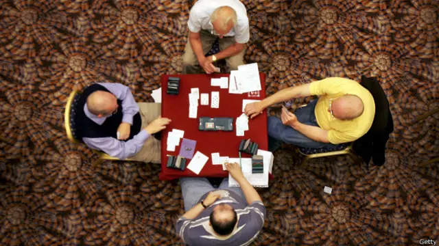 Para Sports England el bridge no puede ser clasficado como un deporte ya que no promueve la "actividad física" de las personas.