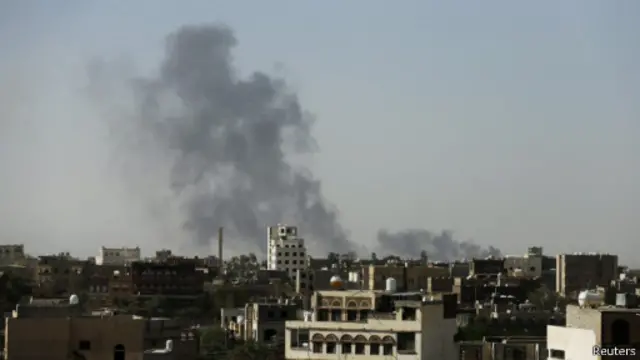 دود ناشی از بمباران فرودگاه صنعا، بخشی از آسمان پایتخت یمن را فراگرفت