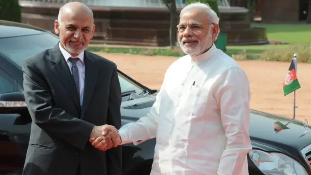 د افغانستان ولسمشر محمد اشرف غني د يوه لوړپوړي پلاوي په مشرۍ په دوه ورځني رسمي سفر هندوستان ته رسېدلی. واک ته له رسېدو وروسته، دا هندوستان ته د ښاغلي غني لومړی سفر دی. د هند لومړي وزیر نرېندرا مودي د ښاغلي غني هرکلی وکړ.