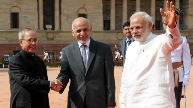 د هند لومړي وزیر نرېندرا مودي تر څنګ د دغه هېواد ولسمشر پرناب مکرجي هم د ښاغلي غني تود هرکلی وکړ. د هندوستان د واکمن ګوند (بې جې پي) او ځينې نور سياستوال په دې اند دي چې د ولسمشر غني په مشرۍ د افغانستان نوي حکومت د هندوستان پر وړاندې خپله پاليسي بدله کړي او د حامد کرزي په څېر د ډيلي دوستۍ ته لومړيتوب نه ورکوي.