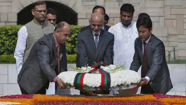 هندوستان چې په سيمه کې هم له پوځي او هم له سياسي پلوه د پاکستان او چين لوی سيال بلل کېږي، په افغانستان کې د دغو دواړو هېوادونو له اغېز نه وېره لري. 