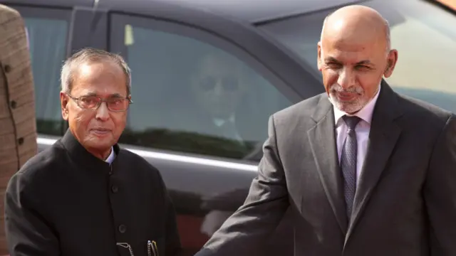 ولسمشر غني به په دغه سفر کې د هندوستان له لومړي وزير سره پر دفاعي مسالو هم خبرې وکړې او داسې اټکل هم کېږي چې دواړه هېودونه به دې برخه کې يوه توافقنامه هم لاسليک کړي. خو هندوستان، چې خپله د پرمختللو وسلو مهم پېردونکی هېواد دی، افغانستان ته د وسلو په ورکولو کې له احتياط نه کار اخلي.