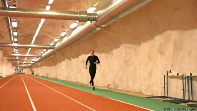 Helsínque, na Finlândia, conta com espaços públicos subterrâneos como esta pista de corrida