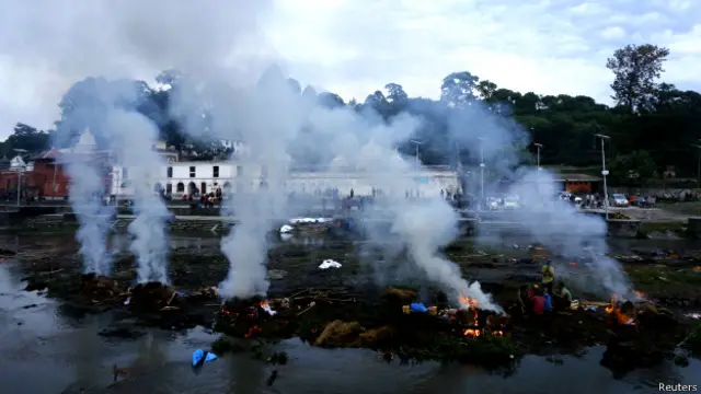 भूकंप से मारे गए लोगों का अंतिम संस्कार