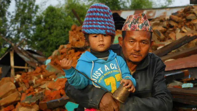 भूकंप पीड़ित