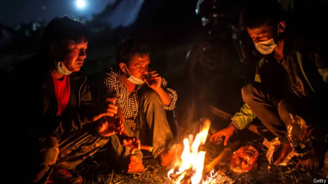 भूकंप पीड़ित