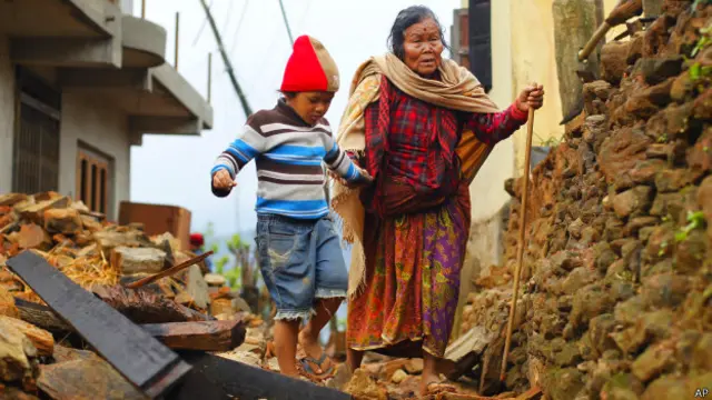 भूकंप पीड़ित