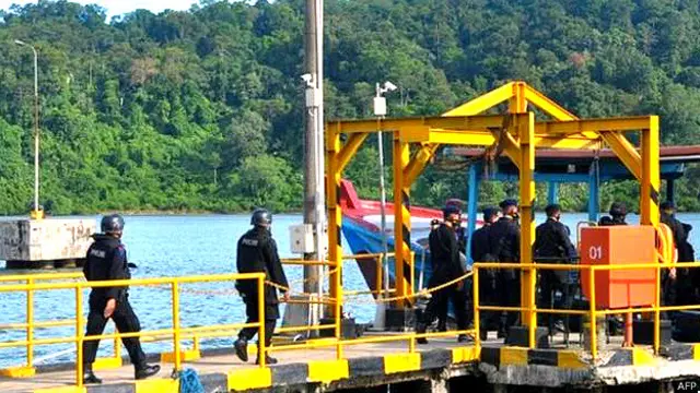 مقامی وقت کے مطابق بدھ کی صبح سزا پر عمل کرتے ہوئے نوساكمبگان جزیرے پر موجود جیل میں فائرنگ دستے نے ان آٹھ لوگوں کو گولی مار دی