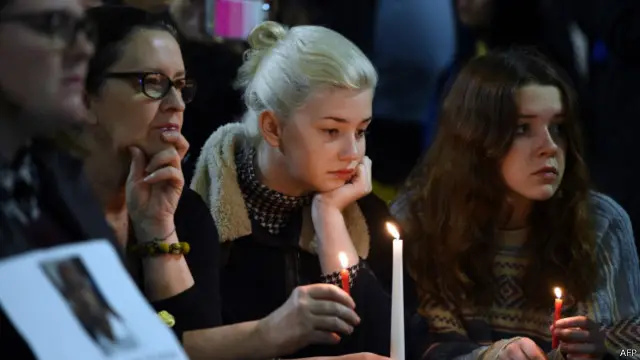 Warga Australia mendukung dan berdoa untuk Andrew Chan dan Myuran Sukumaran di Sydney pada Selasa malam.