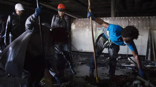 شہریوں نے اپنی مدد آپ کے تحت ہنگاموں کے دوسرے دن شہر کی صفائی کا کام شروع کیا۔