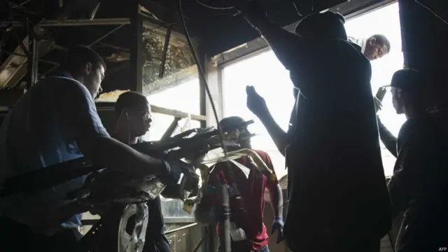 لوگوں نے نجی سٹوروں کی بھی صفائی کی جہاں توڑ پھوڑ کی گئی تھیں اور جن کو نذر آتش کر دیا گیا تھا۔