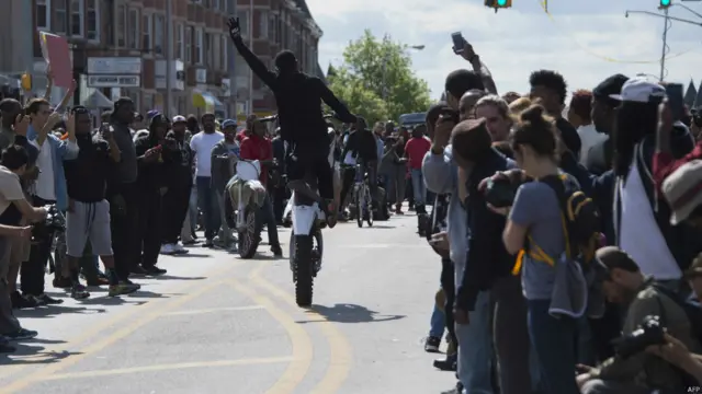 احتجاج کے دوران سو سے زیادہ گاڑیوں کو نذر آتش کر دیا گیا تھا۔