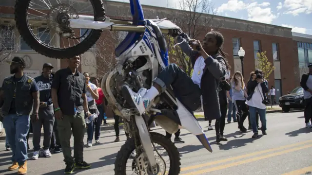 احتجاج میں نوجوانوں کی بڑی تعداد شامل تھی جو پولیس کے رویے پر برہم تھے۔