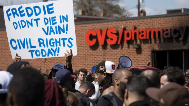 امریکہ کے صدر براک اوباما نے پرامن احتجاج میں تھوڑ پھوڑ اور لوٹ مار پر افسوس کا اظہار کیا ہے۔