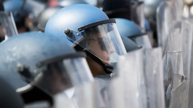 شہری حکام پر ان ہنگاموں سے نمٹنے کے لیے کڑ اور بروقت اقدامات نہ کرنے پر تنقید کی جا رہی ہے۔