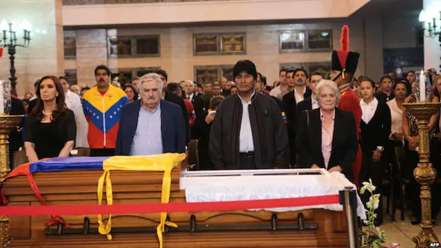 De izquierda a derecha: presidenta argentina, Cristina Fernández; presidente uruguayo José Mujica; presidente boliviano, Evo Morales; senadora uruguaya Lucía Topolansky frente al ataúd con los restos del presidente venezolano Hugo Chávez en marzo de 2013.