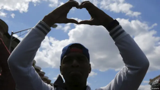 El martes por la tarde, cientos de manifestantes volvieron a salir a las calles para expresar su frustración con lo que consideran como excesivo uso de la fuerza por la policía. La jornada dejó además 20 policías heridos y más de 200 arrestos. Las manifestaciones contrastaron con el desorden del día anterior.