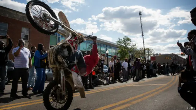 Durante buena parte del día, hubo un ambiente festivo en la calle, con gente bailando y tocando instrumentos de percusión, informa desde Baltimore el periodista de BBC Rajini Vaidyanathan.