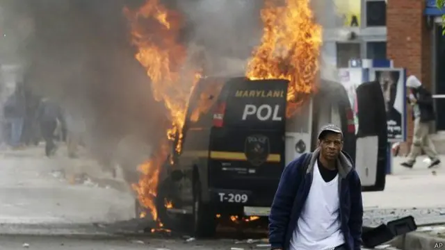 El lunes las escenas de caos se prolongaron hasta altas horas de la madrugada.