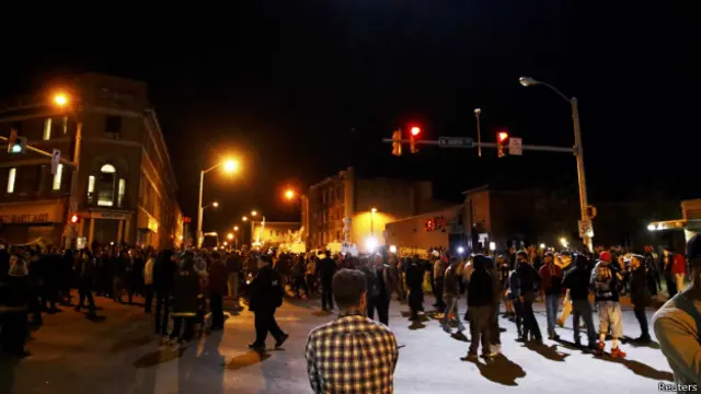 Los disturbios el lunes comenzaron tras el funeral del joven Freddie Gray, de 25 años, que cayó en coma tras un arresto el 12 de abril y falleció una semana más tarde.