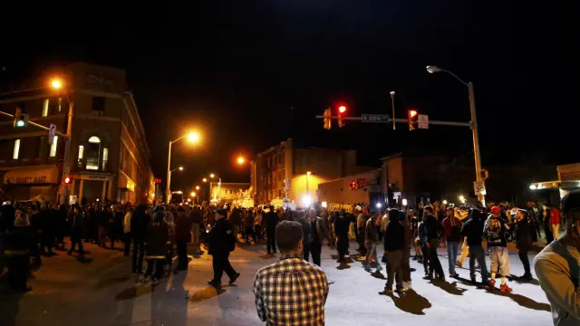 میری لینڈ کے اہم شہر بالٹیمور میں پولیس اور فوج کے جوان کرفیو نافذ کرنے میں لگے ہوئے ہیں جو کہ رات 10 بجے سے صبح پانچ بجے تک رہے گا