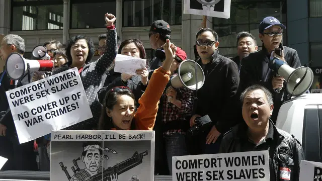 数百人在日本驻旧金山领事馆外抗议，要求正在访美的日本首相安倍晋三就日本在二战中对亚洲各国人民的伤害道歉。