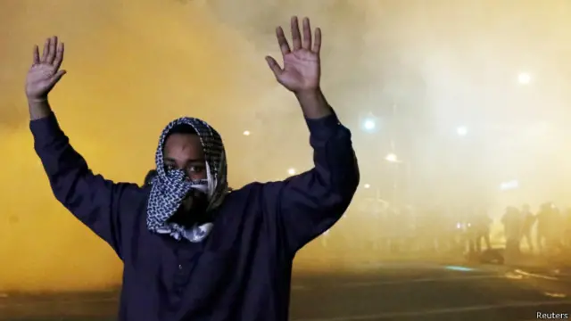 La Guardia Nacional fue desplegada en las calles de Baltimore y las autoridades municipales de esta ciudad de unas 650.000 personas decretaron una semana de toque de queda hasta las cinco de la mañana.