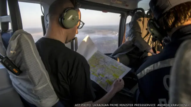 Яценюк в кабине вертолета