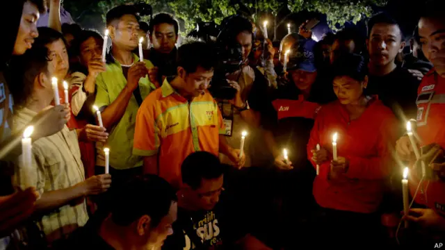 民众点蜡烛祈祷