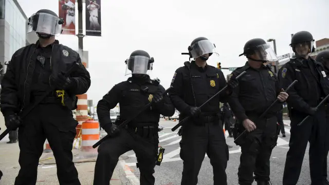 اعتقلت الشرطة حوالي 200 شخصاً الاثنين، فيما دمر 15 مبنى وأحرقت حوالي 100 سيارة