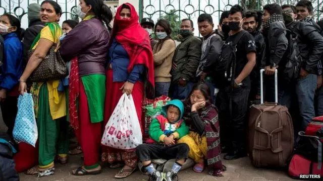 يصطف العشرات في محطات الحافلات في كاتماندو، لنقلهم إلى قراهم ومدنهم الأصلية.