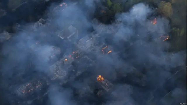 Вид сверху на зону пожара.