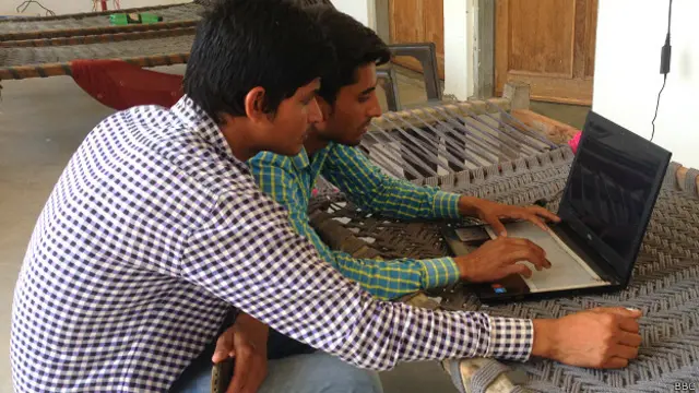 मोहम्मद कमरु ख़ान को इंटरनेट पर ज़रूरत की चीज़ें ख़रीदने का शौक है