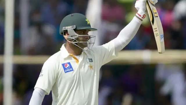 محمد حفیظ شاندار سنچری بنا کر وکٹ پر موجود ہیں