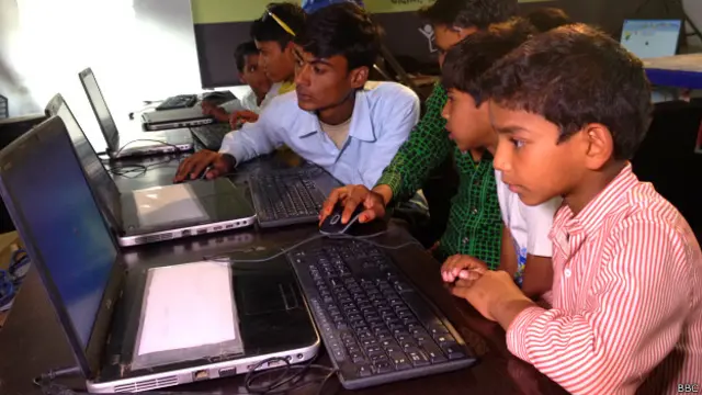 जब से चंदौली में कम्प्यूटर सेंटर खुला है, तबसे गांव में स्मार्टफ़ोन ख़रीदने वालों की संख्या बढ़ गई है