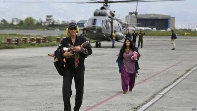 Piloto de India transportante un niño herido