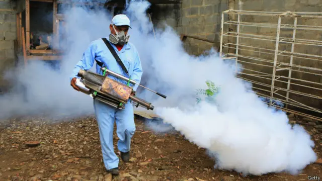 La fumigación de posibles focos de mosquitos es una de las medidas para combatir los contagios.