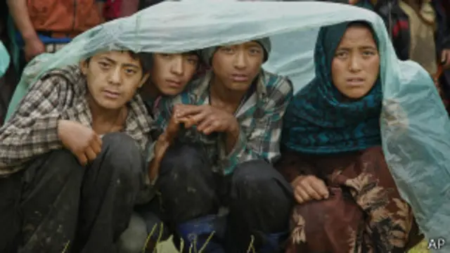 मदद के इंतज़ार में लोग