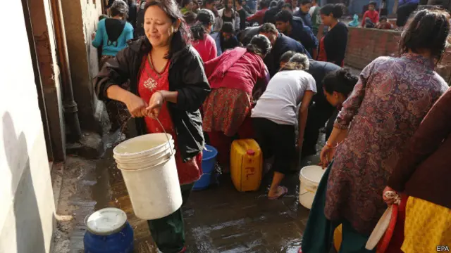 Warga Nepal kekurangan pasokan air bersih, makanan, dan obat-obatan.