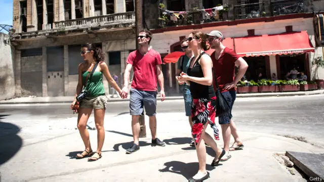 Grupo de jóvenes turistas