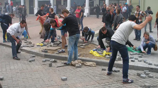 Люди почали колоти бруківку за прикладом київського Майдану